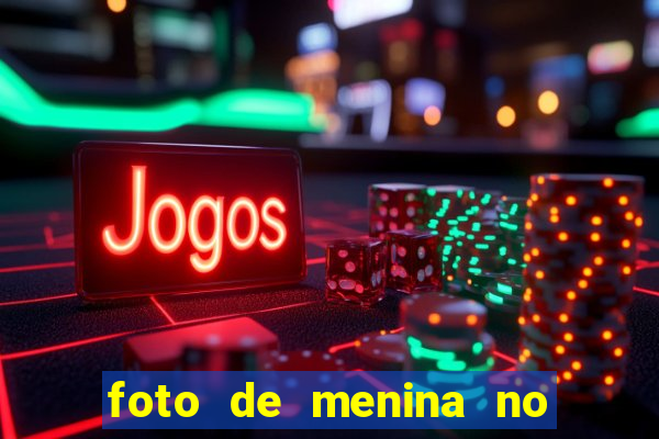 foto de menina no espelho cabelo cacheado